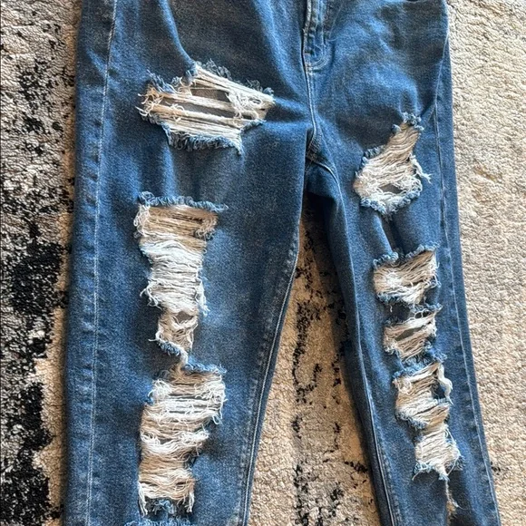 🛍️American Eagle Distressed Blue Jeans - Picture 2 of 9